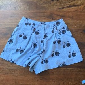 Linen blend shorts with bicycle motif.